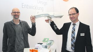Martin Fränkel, Feo Elektronik GmbH (links), und Tobias Krickl von der Rafi Eltec GmbH mit einer OP-Leuchte des Feo-Kunden KLS Martin. Auf der Compamed treten die beiden Dienstleister gemeinsam auf. (Bild: Schäfer)