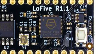 Bild 1: Das Entwicklungsboard LoFive-R1 ist ein vollwertiges Prozessormodul auf Basis des RISC-V-Prozessors FE310 von SiFive. Es lässt sich direkt auf eine Trägerkarte löten.  (Bild: GroupGets LLC)