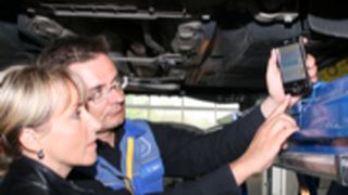 Aktuell: Die Fahrzeugunter
suchung mittels PDA. Der Prüfer findet auf ihm umfangreiche Informationen für die Prüfung elektronischer Fahrzeugkomponenten.  (Foto: TÜV SÜD)
