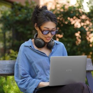 Mit einem Kilogramm Gewicht ist das Dell XPS 13 noch leichter. Mit einem Intel-Core-5-320-Prozessor bestückt soll es beim Streaming trotzdem bis zu 17 Stunden ohne Steckdose durchhalten.(Bild:  Dell Technologies)