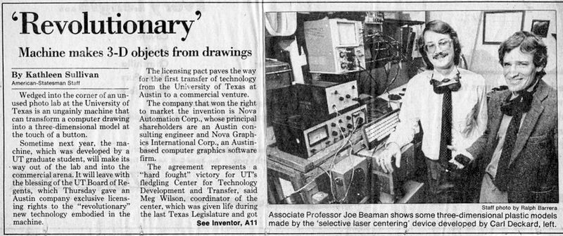 Im Jahr 1988 hat der Wissenschaftler Carl Deckard von der Universität Texas ein Patent für das Verfahren Selektive Lasersintern (SLS), angemeldet; ein weiteres 3D-Druck-Verfahren, bei dem Pulverkörner mithilfe eines Lasers verschmolzen werden. (University of Texas)