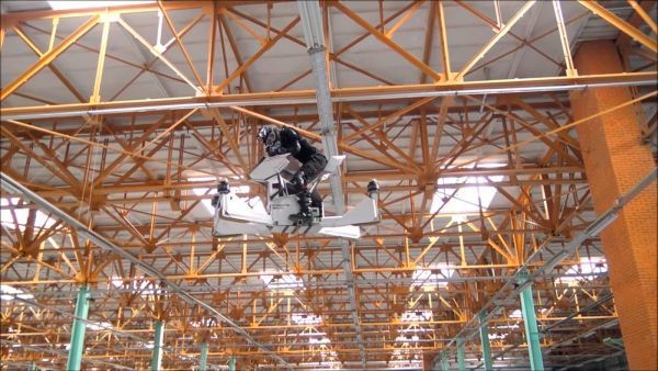 Der Schutzhelm ist wichtig, wenn der Pilot zu nahe an das Dachgerüst kommen sollte (Hoversurf)