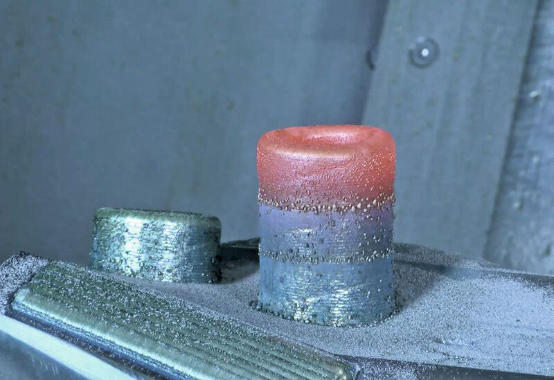 Follow-up work on depositional structures can take place immediately without re-clamping, providing maximum accuracy and saving tooling time. (Photo: WFL, Linz)
