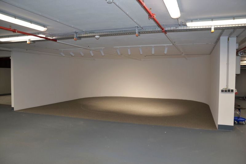 Zurück ins Untergeschoss: Hier lichtet das Autohaus seine Gebrauchten ab. (Simon/»kfz-betrieb«)