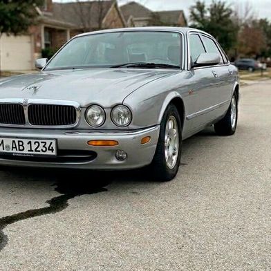 In dem Fall ging es um den undichten Kühlkreislauf eines gebrauchten Jaguars.  (Bild: Gemini / KI-generiert)
