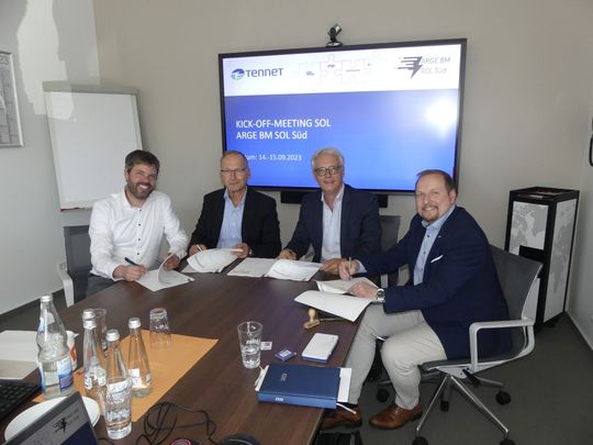 (Vertragsunterzeichnung ARGE (Bernard/CDM Smith/INP/ZETCON); v.l. Ralf Passlick (Zetcon), Andreas Roth (CDM Smith), Georg Jester (INP), Bernhard Lanbach (Bernard Gruppe). Bild: ©INP Deutschland GmbH)