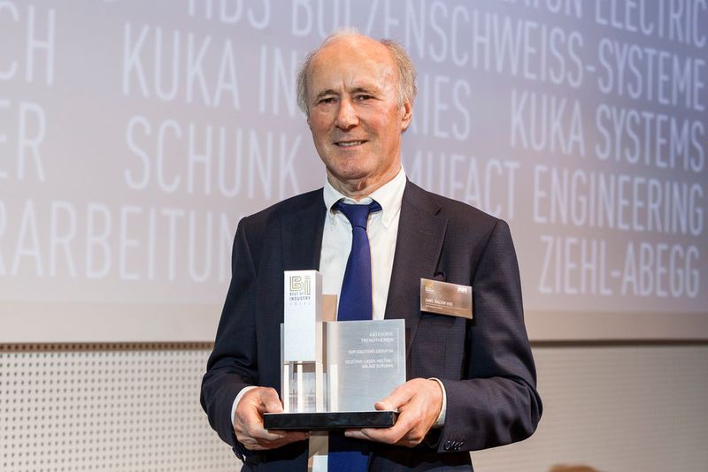 Hans Joachim Ihde, Aufsichtsratsvorsitzender der SLM Solutions Group AG, nahm den Preis in der Kategorie Trendthemen entgegen. Die SLM Solutions Group AG überzeugte mit der Selective-Laser-Melting-Anlage SLM500HL. (Bild: Stefan Bausewein/VBM)