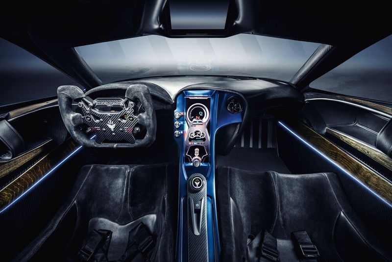 Der Innenraum bietet Rennsport-Flair mit einem ungewöhnlichen Materialmix aus Sichtcarbon, Holzpaneelen und Leder. (Bild: Matthieu Lambert)