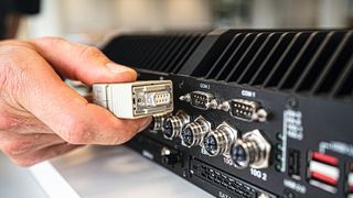 Sub-D-Stecker kommen immer dann zum Einsatz, wenn viele Leitungen zuverlässig kontaktiert werden müssen. (Bild: Harting)