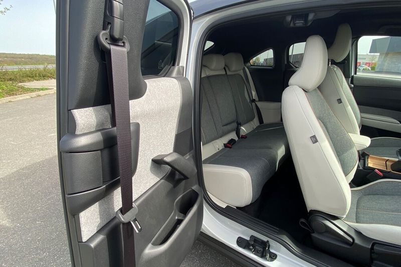 ... denn nur wenn die Vordertür offen ist, kann die Hintertür geöffnet werden. Insassen auf der Rückbank kommen nicht selbstständig raus. (Bild: Kuhn – VCG)