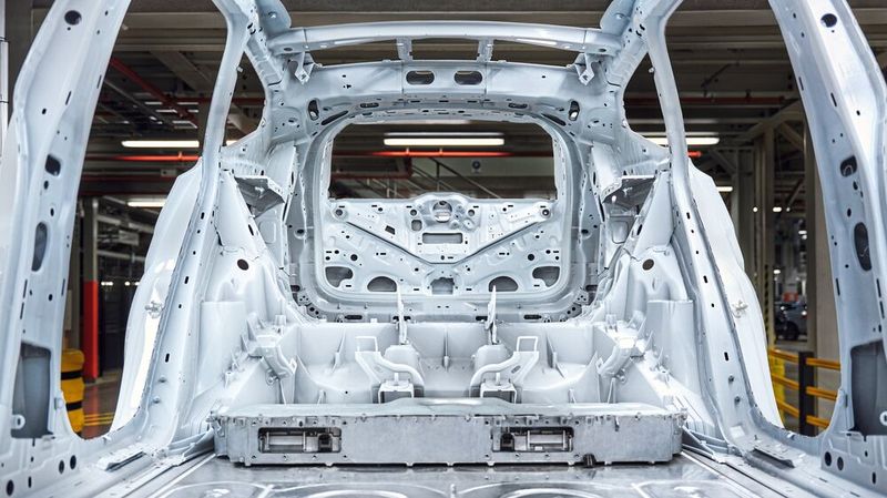 Autos aus wenigen großen Teilen zusammenzusetzen, verspricht wirtschaftliche Vorteile – doch was bedeutet Megacasting für die Karosseriereparatur nach einem Unfall?(Bild:  Volvo)