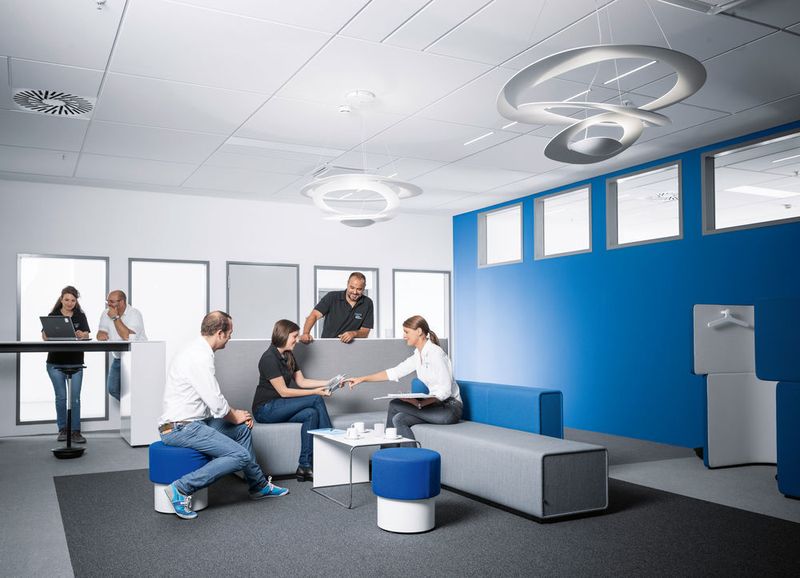 Blick in die Technologiefabrik von Festo in Scharnhausen: Das Raumkonzept der Ideenschmieden fördert im Berufsalltag die Kreativität. (Bild: Festo)