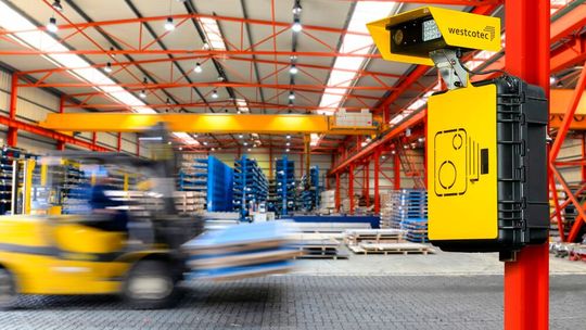 A Westcotec camera monitors the speed of forklift trucks in an industrial hall.(Image: Westcotec)