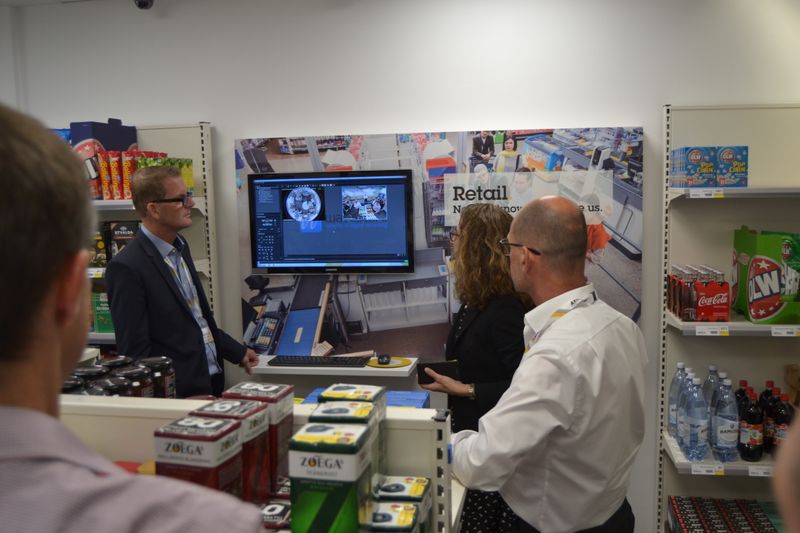 Besuch im Axis Experience Center  (Bild: Axis)