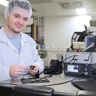 Vincent Haude, Elektrotechnik-Ingenieur und Forscher am IMMS, bereitet eine der LED-Treiberschaltungen für eine Messung vor. Für seine Arbeiten wurde er am 3.12.2025 zur internationalen Waferbond25-Konferenz in Chemnitz mit dem Silicon Science Award ausgezeichnet. (Bild: IMMS)