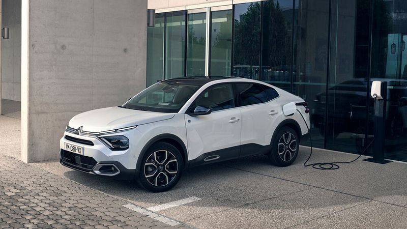 Die hochbeinige Schräghecklimousine Citroen E-C4 X fährt rein elektrisch. (Bild: Citroen/Stellantis)