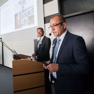 Die beiden Vorstände Jürgen Hillemann (rechts) und Klaus Erdrich eröffneten die Veranstaltung mit einem Vortrag zum Thema „Industrie 4.0 und der Weg zum digitalen Unternehmen - Chancen für den Mittelstand“.