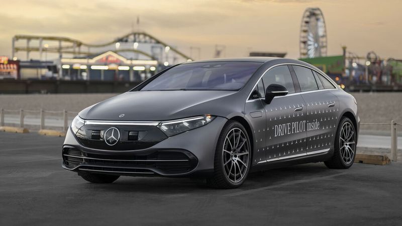 Für die S-Klasse sowie die elektrische EQS-Limousine können Kunden in Deutschland das System bereits seit dem vergangenen Jahr bestellen. In den USA werden die ersten Modelle Ende des Jahres ausgeliefert.  (Bild: @Mercedes-Benz AG)