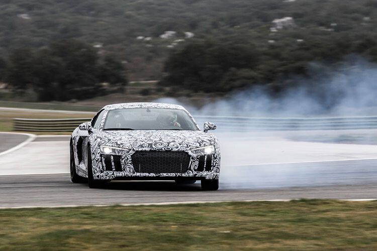 Auf der Rennstrecke präentiert sich der R8 extrem bissig, mit einem absolut linearen Ansprechverhalten. Der V10-Sauger ist eine klassische Hochdrehzahlmaschine – mit einem Klang, der an die besseren Zeiten der Formel Eins erinnert. (Foto: Audi)