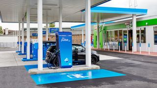 Ausgehend vom jährlichen Durchschnittsverbrauch kostet ein Jahr Tanken eines Benziners laut Check 24 1.385 Euro. Für die gleiche Fahrleistung brauche ein E-Auto dagegen lediglich Strom im Wert von 730 Euro. (Bild: Aral)