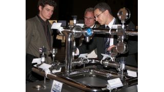 Joachim Zipp (rechts), WIKA, erklärt die Vorzüge verschiedener Druck- und Temperaturmessgeräte.  (Bild: PROCESS)