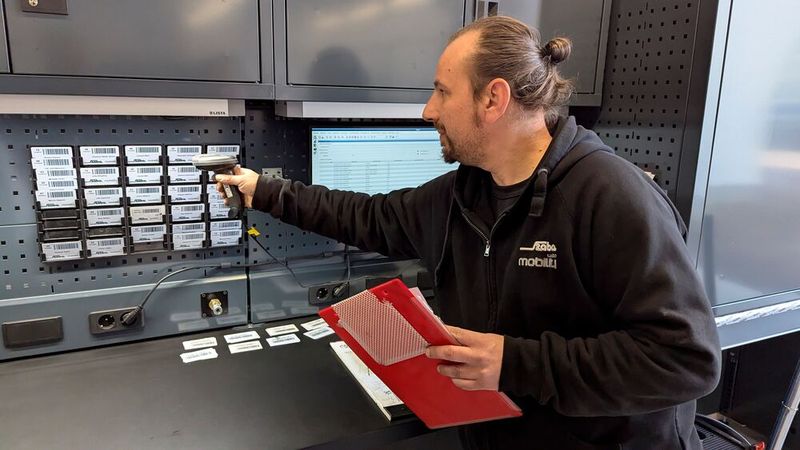 Per Karte an der neuen Werkzeugwand stempelt sich der Mitarbeiter digital in seinen Auftrag ein. Klein, aber konsequent – so wie vieles bei Szabo: Nicht der große Wurf, sondern die richtige Kleinigkeit zur richtigen Zeit. (Bild: Rosenow – VCG)