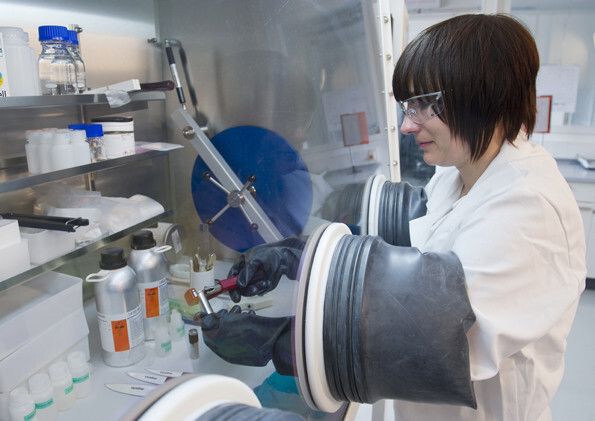 Arbeiten unter Luft- und Wasserausschluss in einer Glove-Box (Bild: Audi AG)