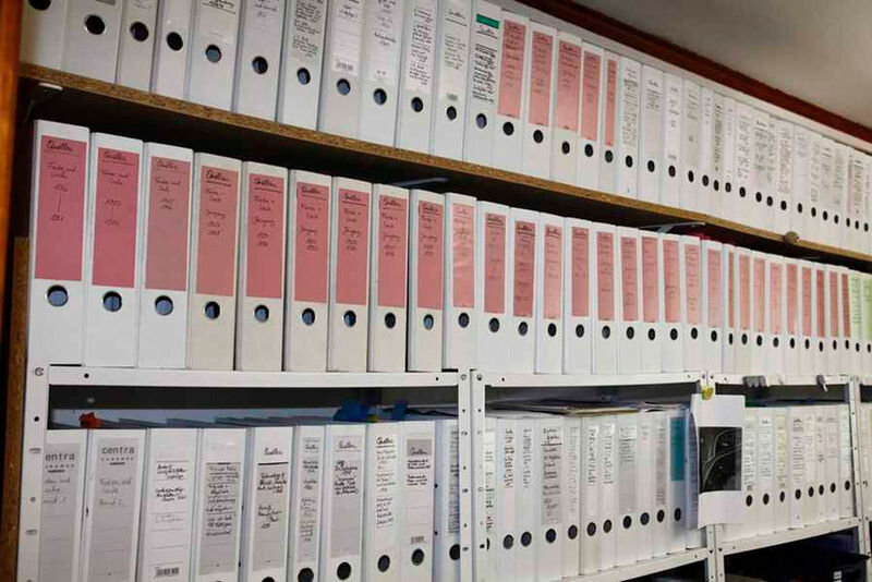 Unverzichtbar ist ihr Archiv, das Ordner und Reagenzgläser mit Materialproben umfasst, ... (Pressinform)