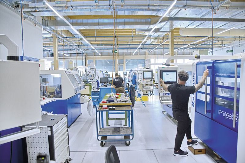 Ein Blick in die Produktionshallen von Dixi Polytool am neuen Standort in Gampelen. Hier werden unter anderem Mikro-Gewindebohrer und -Fräser hergestellt. Der Standort ergänzt die Produktion am Hauptsitz von Dixi Polytool in Le Locle. (Bild: Matthias Böhm)