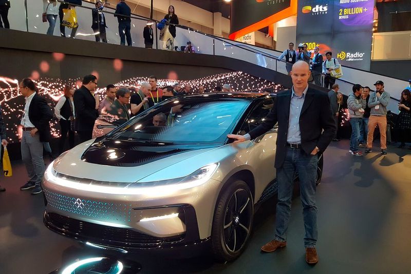 Anfang Januar fand in Las Vegas die 50. CES statt. Einen echten Höhepunkt lieferte der Startup Faraday Future mit dem FF91, der 2018 in Serie gehen soll. Der FF91, ausgerüstet mit drei insgesamt 1.050 PS starken Elektromotoren, zielt direkt auf den Tesla Model X. Aber er ist nicht nur schneller als der Tesla, sondern er verfügt auch über das weitaus zukunftsweisendere Bedienkonzept. (Jens Meiners)