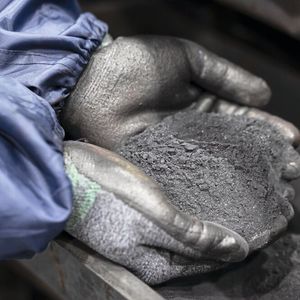 Die schwarze Masse ist das Pulver, das in der Batterieherstellung verwendet wird. Es ist ein Gemisch wertvoller Batterieminerale.(Bild:  Endress+Hauser/SeongJoon Cho/Bloomberg)