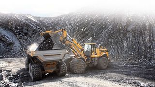 Ein Muldenkipper transportiert Schotter, Steine und viele anderen Materialien. Das erfordert Verschleißbleche, die den schweren Belastungen widerstehen können. (Bild: © fotofuerst - stock.adobe.com)