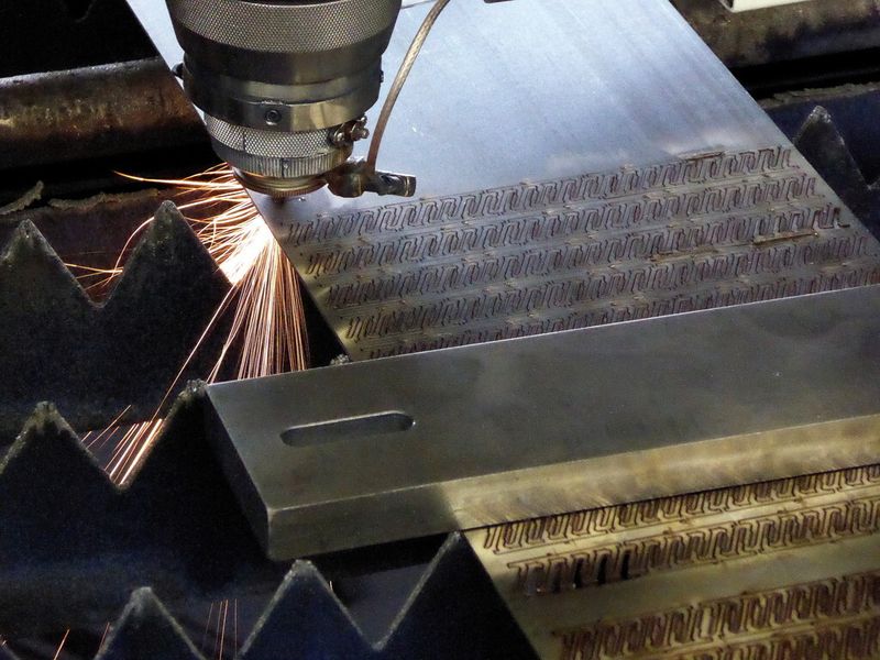 Für die Bedürfnisse bei SMT gerade richtig: 500 W Laserleistung, die Schneidfläche beträgt 2,5 m × 1,3 m. Meist liegen die Blechdicken zwischen 0,5 und 3 mm, die SMT-Anlage reicht darüber hinaus bis 5 mm. (Bild: Kuhn)