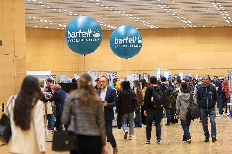 Warum also nicht einfach direkt rein in den Ausstellungsbereich? Dort warten die Vertreter der Firmen bereits mit ihren Produkten auf die Besucher. Das Schöne hier am VIECON: Alle Stände passen in eine Halle, und es sind trotzdem noch breite Gänge zum Laufen frei.   Mehr Infos zu den kommenden LAB-SUPPLY-Messen finden Sie auf www.lab-supply.info (Bild: Stefan Stark)
