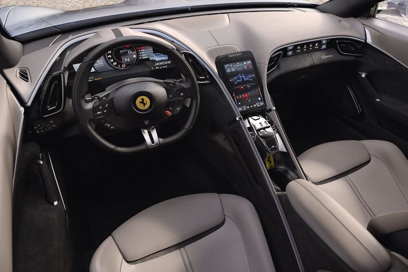 Der Innenraum des Roma bietet drei Displays. (Ferrari)