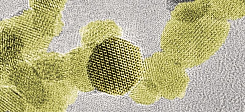 Metallische Winzlinge: Mittels Flammensynthese hergestellte Hafniumdioxid-Nanopartikel sind nur rund sieben Nanometer groß. (Empa / ACS Chemistry of Materials)