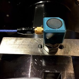 Klein mit großer Wirkung: Der digitale Sensor unterstützt die CNC-Maschine beim Erzielen bester Ergebnisse.(Bild:  Mittelstand4.0-Kompetenzzentrum Ilmenau)