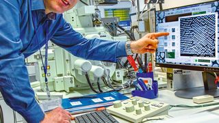 Der Initiator des Verbundprojektes PlasMark, Dr. Kristian Wende, Wissenschaftler am Leibniz-Institut für Plasmaforschung und Technologie Greifswald (INP), im Labor (INP Greifswald e.V.)