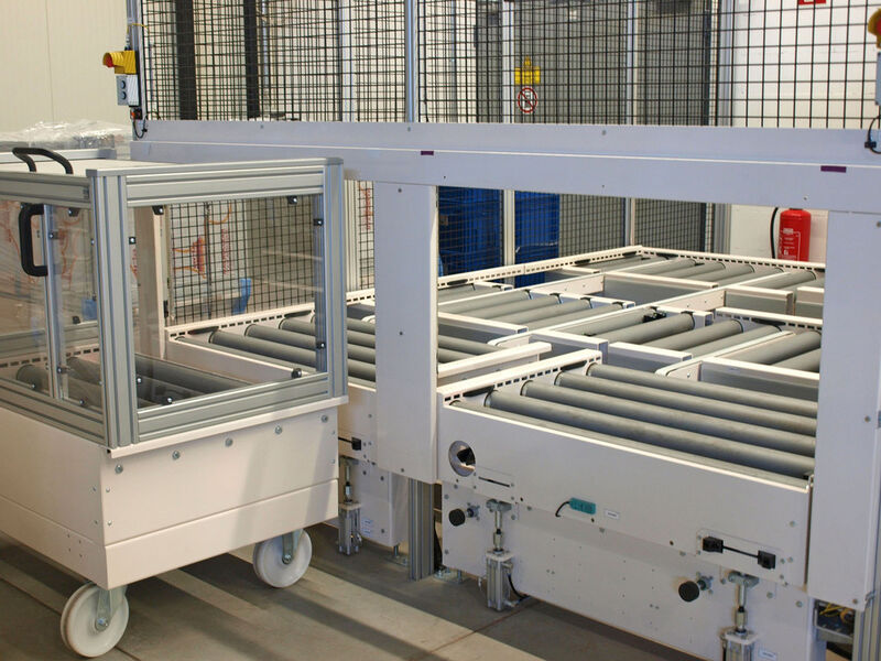 Für die Auslieferung werden die fertiggestellten Zellen in Transportbehälter verladen. (Bild: Hörmann Logistik)