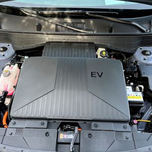 Unter der Fronthaube befindet sich eine Plastikwanne mit Deckel, die noch mal 27 Liter fasst, was für das Typ 2-Ladekabel ausreicht. (Bild:  Dirk Kunde)