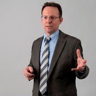 Prof. Dr.-Ing. habil. Leon Urbas Professur für Prozessleittechnik und Arbeitsgruppe Systemverfahrenstechnik, TU Dresden Prof. Dr.-Ing. habil. Leon Urbas Professur für Prozessleittechnik und Arbeitsgruppe Systemverfahrenstechnik, TU Dresden