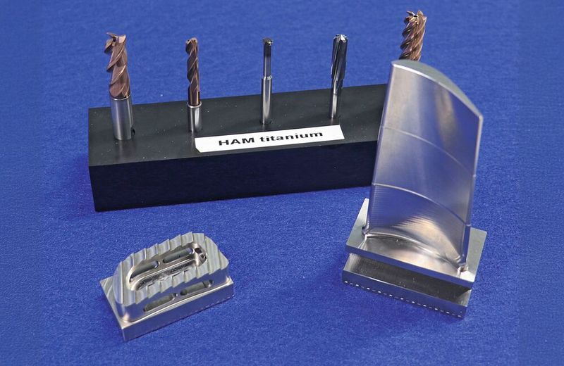 In einem Workshop präsentierte HAM Präzision 2023 seine neue Produktlinie zur Titanbearbeitung: Verschiedene Praxisteile aus Titanlegierungen, wie ein Wirbelsäulenimplantat und eine Turbinenschaufel, wurden nass und mit dem Knoll AerosolMaster mit den gleichen Schnittwerten gefertigt. Das Ergebnis: gleiche Präzision und Oberflächengüte. (Bild: Knoll)