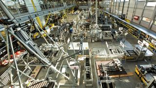 Kabeltest: Im 1750 Quadratmeter großen Testlabor bei igus werden alle Leitungen ausgiebig getestet. Durch die Erfahrung kann eine Garantie von bis zu 36 Monaten gewährt werden. (Bild: igus)