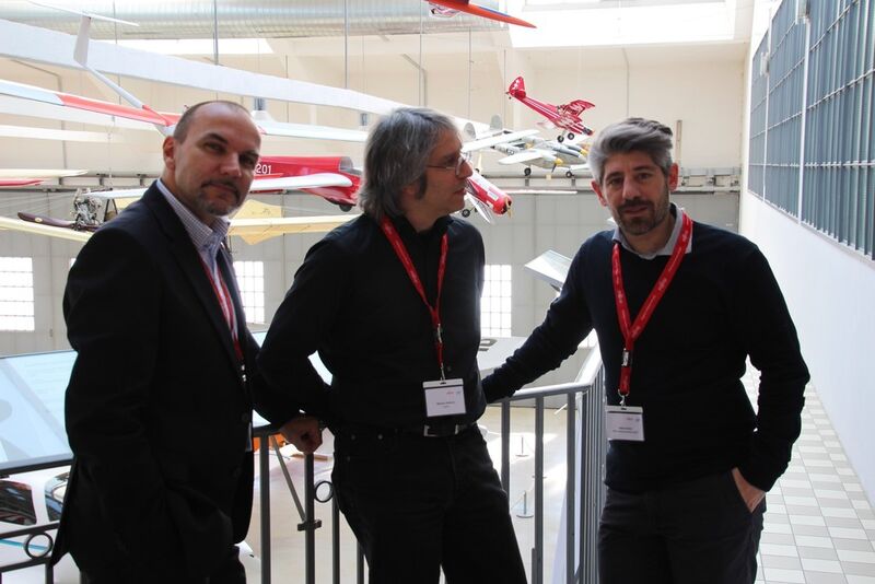 Savas Guenes Api Computerhandels GmbH (rechts) im Gespräch mit Martin Rossi und Markus Knörzer (Fujitsu). (Bild: Fujitsu)