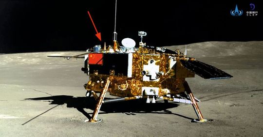Die Chang’e-4 Mondlandesonde aufgenommen vom Rover Yutu-2. Das Kieler Messgerät befindet sich links hinter der Antenne, angezeigt durch den roten Pfeil. Die Chang’e-4 Mondlandesonde aufgenommen vom Rover Yutu-2. Das Kieler Messgerät befindet sich links hinter der Antenne, angezeigt durch den roten Pfeil.