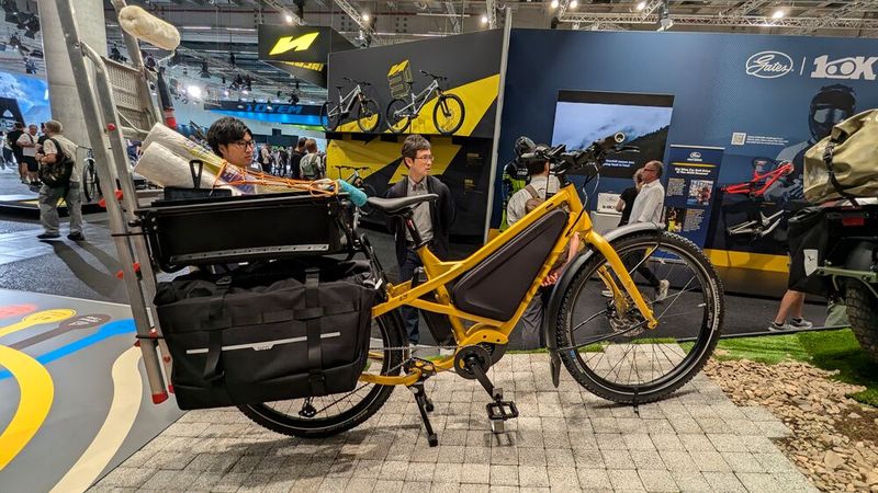 Apropos Nutzwert: Damit kann auch der moderne Handwerker im Großstadtdschungel entspannt zur Arbeitsstelle fahren – Leiter inklusive. (Bild: Dominsky – VCG)