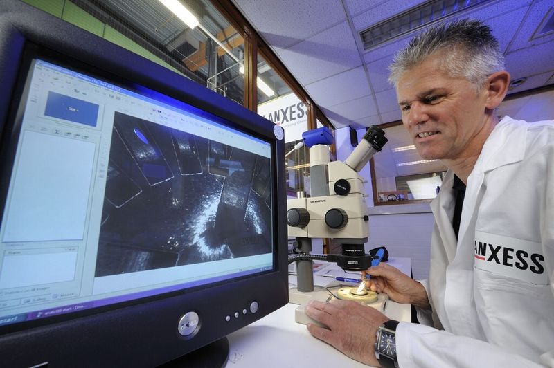 EPDM Kautschuk ist eine Anordnung von Kopolymeren mit einer hohen Molekularstruktur aber der niedrigsten Dichte von allen Standard-Kautschuken. EPDM Kautschke sind besonders ozon-, hitze und oxidationsbeständig. (Bild: Lanxess/Thorsten Martin)