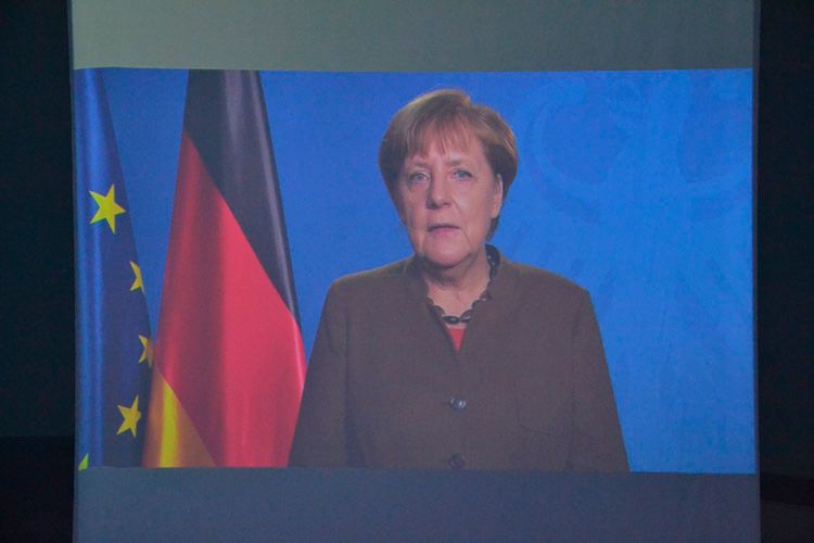 Bundeskanzlerin Angela Merkel grüßte die Gäste aus aller Welt via Video-Botschaft. (Foto: Michel)