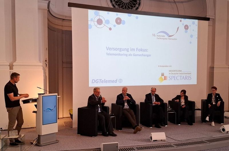 Telemonitoring bietet Potenzial für eine echte Strukturveränderung, waren sich die Diskutierenden einig: v.l.n.r. Prof. Dr. med. Christoph Schöbel (DGTelemed), Dr. Sebastian Semler (TMF), Tobias Gerlach (Spectaris), Rainer Beckers (DGTelemed), Dr. med. Dora Triché (DGSM, Klinikum Nürnberg) und PD Dr. med. Renate Weber (Praxis für Innere Medizin). (Bild: DGTelemed)