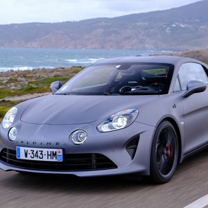 Die extrem flache Formgebung der Ur-Alpine lebt in den modernen Modellen weiter.(Bild:  Ampnet/Renault)